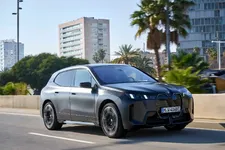 70-xdrive-frozen-deep-grey-metallic-03-2025-2249px.webp