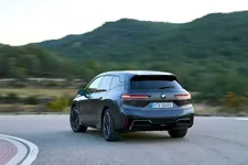 70-xdrive-frozen-deep-grey-metallic-03-2025-2250px.webp