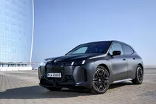 70-xdrive-frozen-deep-grey-metallic-03-2025-2250px.webp