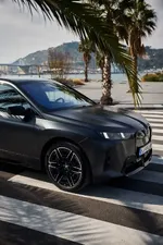 70-xdrive-frozen-deep-grey-metallic-03-2025-1000px.webp