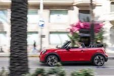 P90588547-mini-cooper-convertible-s-03-2025-2250px.webp