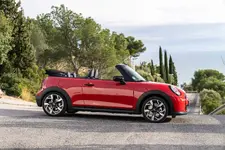 P90588571-mini-cooper-convertible-s-03-2025-2250px.webp