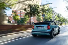 P90588663-mini-cooper-convertible-s-04-2025-2250px.webp