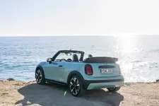 P90588694-mini-cooper-convertible-s-04-2025-2250px.webp