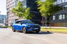 P90527268-mini-cooper-se-10-2023-2250px.webp
