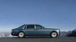 P90597236-rolls-royce-phantom-extended-2666px.webp