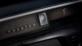P90597242-rolls-royce-phantom-extended-2666px.webp