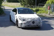 mercedes-amg-erlkoenig-erwischt-starkstromer-cla-45-ev-mit-weniger-tarnung-234981.webp