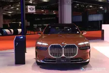 bmw-740Li-Orange-Color-01.webp