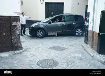 car-stuck-in-narrow-lanes-of-old-seville-andalucia-spain-october-2010-C1JXXX.webp