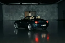 P90625110-bmw-z4-3-0i-roadster-individual-2250px.webp