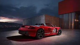 porsche-turned-a-2005-carrera-gt-into-a-tribute-to-the-le-mans-winning-917-salzburg-design_4.webp porsche-turned-a-2005-carrera-gt-into-a-tribute-to-the-le-mans-winning-917-salzburg-design_4.webp