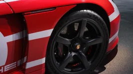 porsche-turned-a-2005-carrera-gt-into-a-tribute-to-the-le-mans-winning-917-salzburg-design_8.webp porsche-turned-a-2005-carrera-gt-into-a-tribute-to-the-le-mans-winning-917-salzburg-design_8.webp