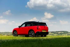 mini-countryman-se-chili-red-uk-photography-2249px.webp