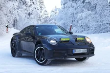 Une nouvelle 911 Dakar en préparation  👀C’est une apparition surprenante. Un prototype camouflé.webp