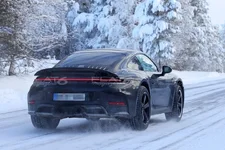 Une nouvelle 911 Dakar en préparation  👀C’est une apparition surprenante. Un prototype camouf...webp