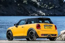 90144661-mini-cooper-s-hatch-mallorca-spain-2250px.webp