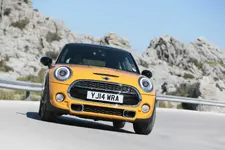 90144657-mini-cooper-s-hatch-mallorca-spain-2250px.webp