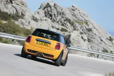 90144656-mini-cooper-s-hatch-mallorca-spain-2250px.webp