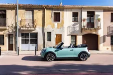 P90588672-mini-cooper-convertible-s-04-2025-2250px.webp