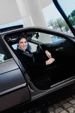P90640748-paris-brosnan-in-the-bmw-7-series-1000px.webp